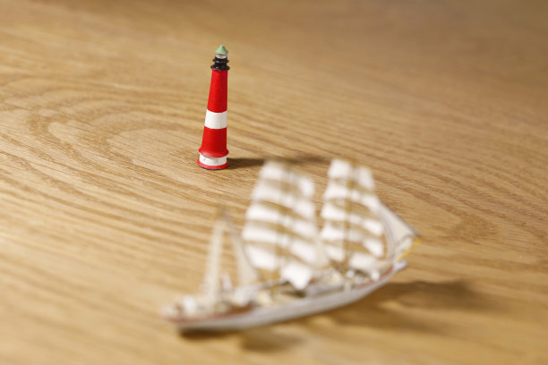 高奇·福克沿着灯塔航行的微型模型图片下载