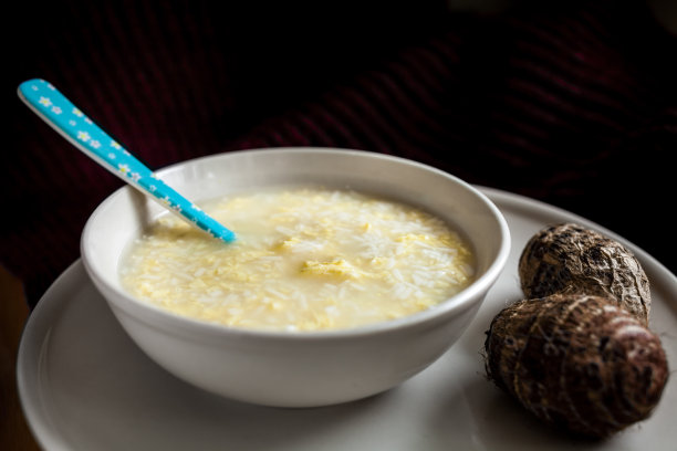 中国食物——米酒、鸡蛋和塔罗牌图片下载