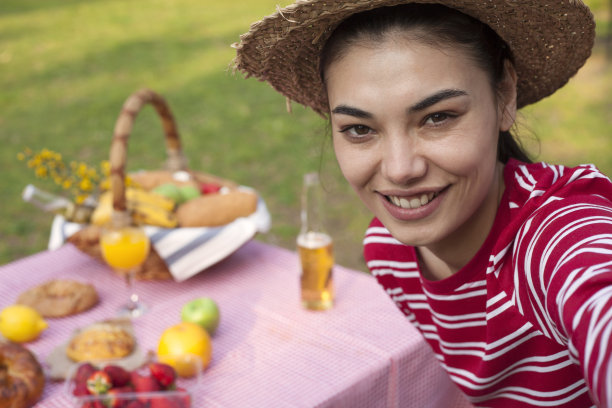 美女在野餐户外活动图片下载