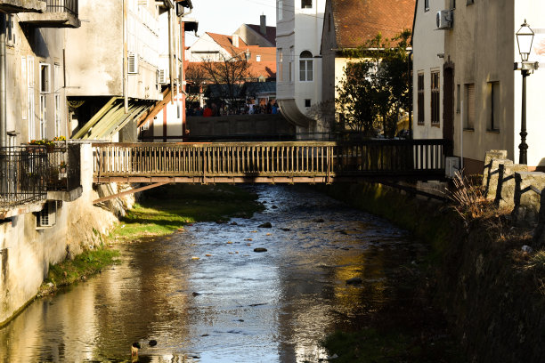 克罗地亚萨莫博尔河上的木桥图片下载