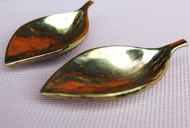 金色叶子:淡紫色的餐桌装饰(特写)图片下载