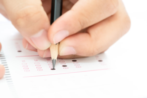 考试时手拿铅笔写答案图片下载