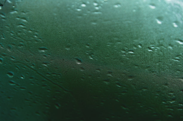 露珠在绿色的黑色背景。软焦点图片下载