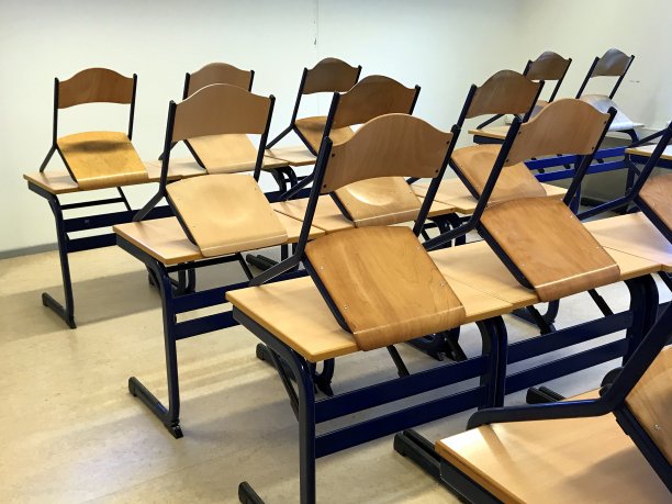 空教室里的椅子。图片下载