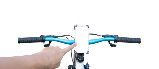 男性触摸智能手机屏幕的手安装在山地车的车把上图片下载