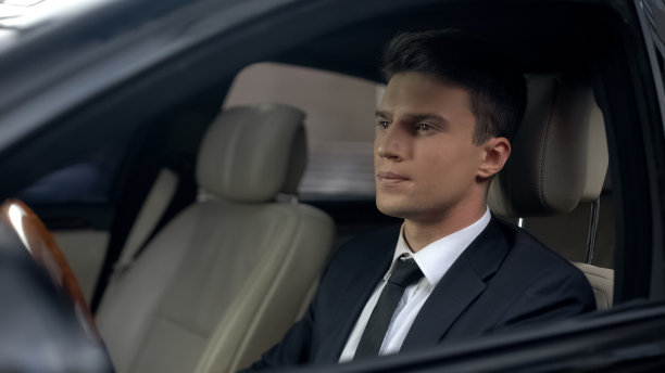 悲伤的商人坐在地下停车场的车里，准备上班图片下载