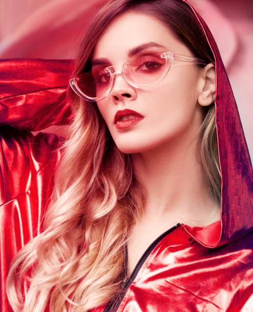 穿着红色时装肖像的女人图片下载