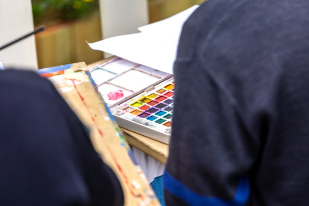 绘画课程。学生在公园画画图片下载