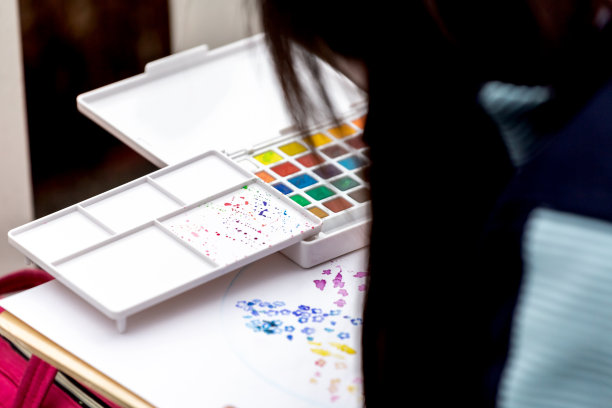 绘画课程。学生在公园画画图片下载