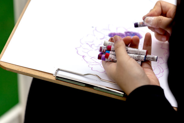 绘画课程。学生在公园画画图片下载