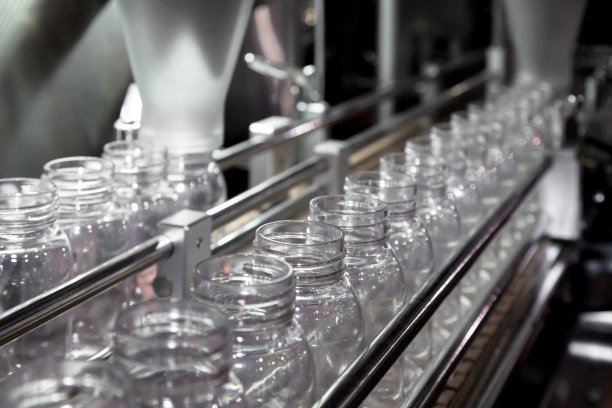 制药工业中，药丸都是装在塑料瓶的生产线上，在药厂输送。有选择性的重点。图片下载