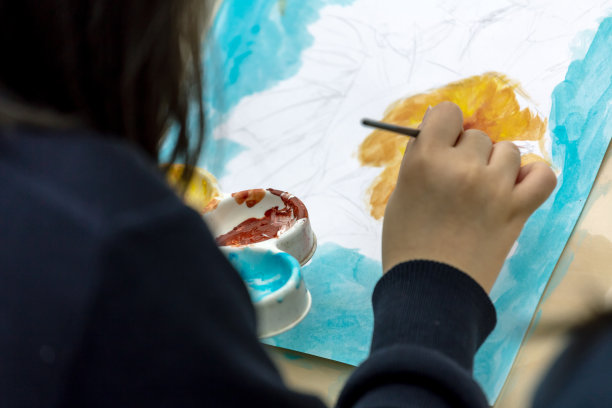 绘画课程。学生在公园画画图片下载