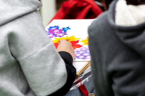 绘画课程。学生在公园画画图片下载