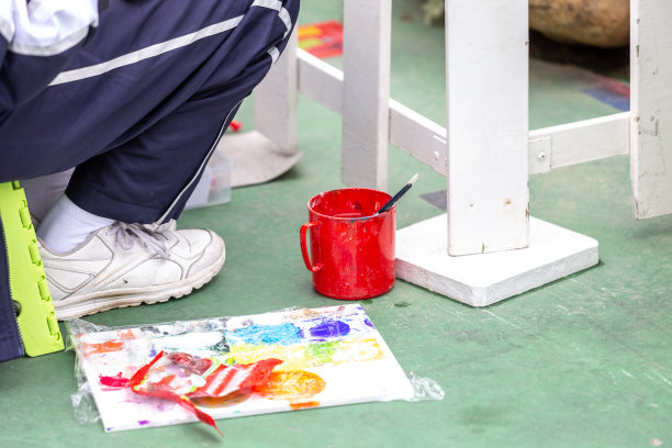 绘画课程。学生在公园画画图片下载