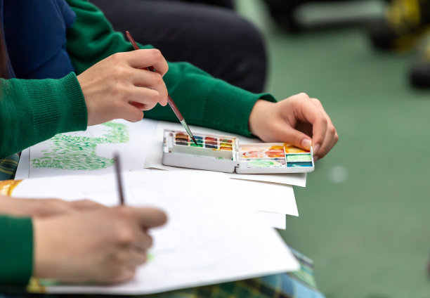 绘画课程。学生在公园画画图片下载