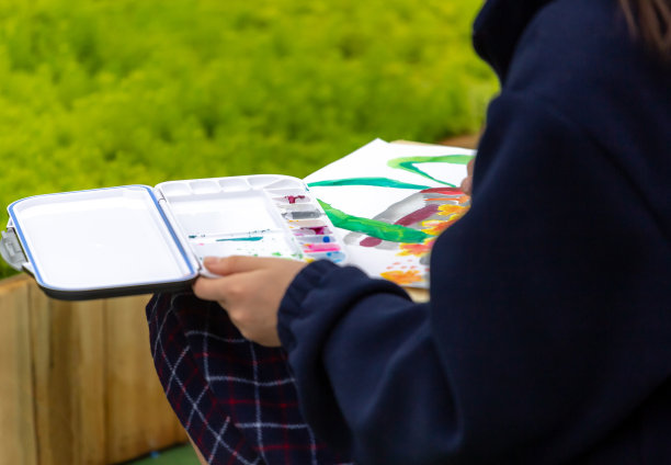 绘画课程。学生在公园画画图片下载