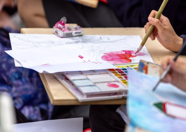 绘画课程。学生在公园画画图片下载