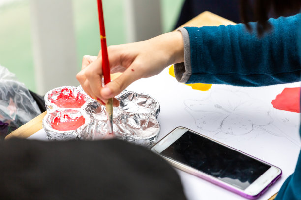 绘画课程。学生在公园画画图片下载