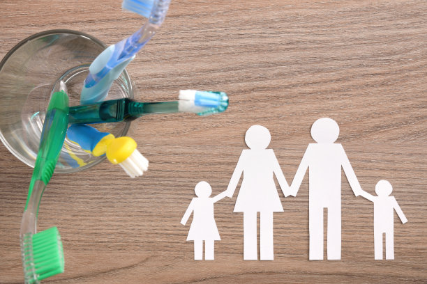 家庭整体清洁牙齿的概念图片下载