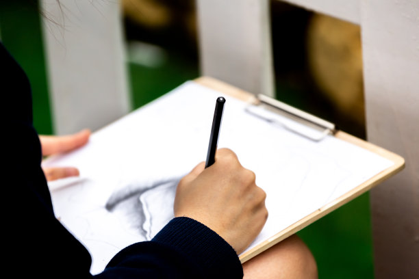 绘画课程。学生在公园画画图片下载