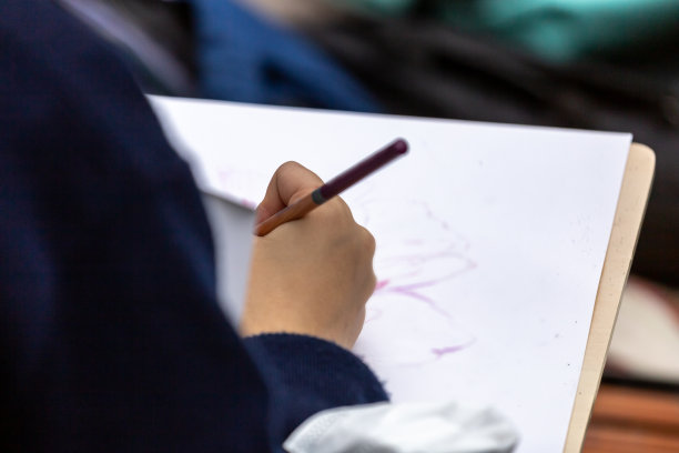 绘画课程。学生在公园画画图片下载