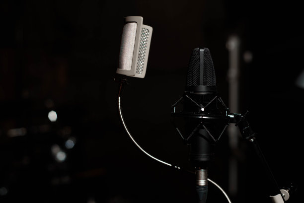 黑色的麦克风正站在录音棚u室图片下载