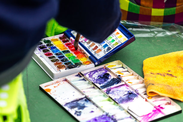 绘画课程。学生在公园画画图片下载