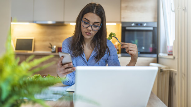 今天在家庭办公室有很多事情要做。图片下载