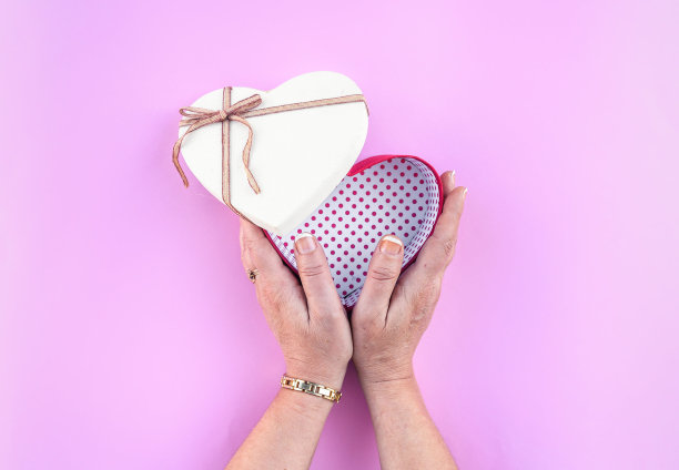 手捧心形礼盒。图片下载