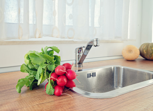 厨房里一堆没洗的红萝卜图片下载