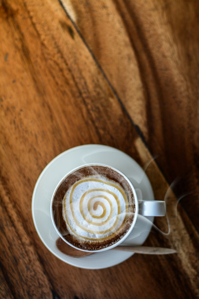 白色的咖啡杯放置在木地板上，清香的咖啡香气让你感觉像在喝，图片下载