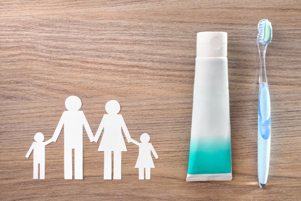 家庭牙科保健工具的概念放在木桌上图片下载