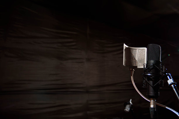 近工作室冷凝器麦克风与流行过滤器和反vi图片下载