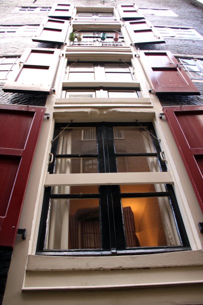 红色和白色的窗户图片下载