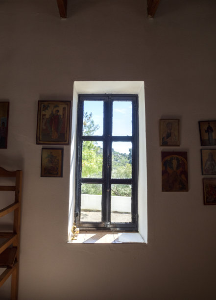 用圣像和烛台装饰希腊东正教的内部和装饰图片下载