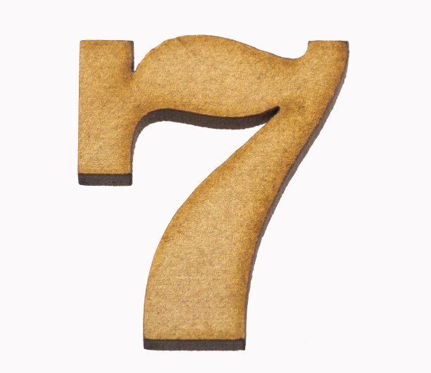 在白色背景上孤立的木头上的数字图片下载