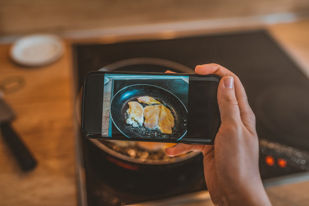 用智能手机拍摄晚餐的食物。烤鸡胸。图片下载