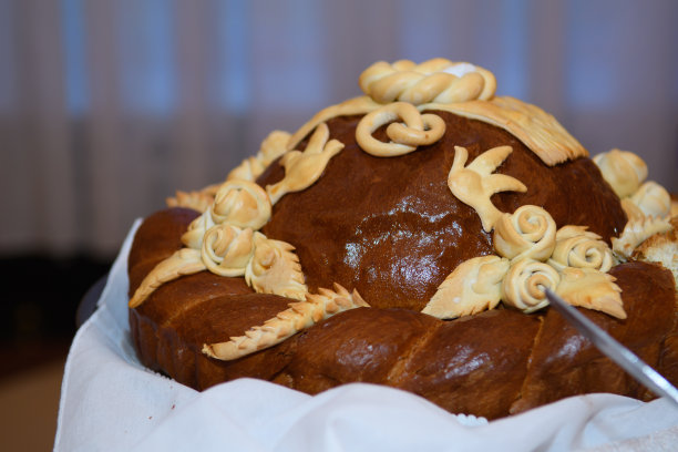 用盐隔离的面包。图片下载