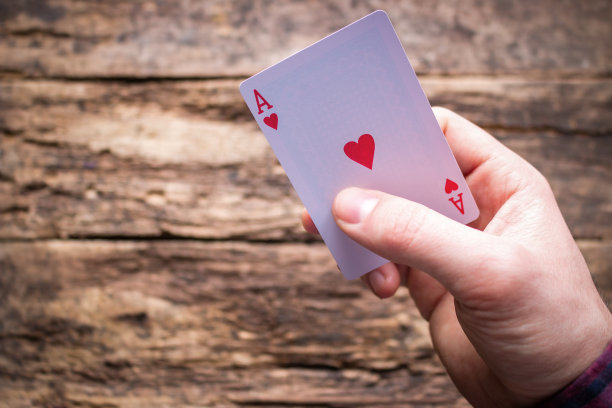 保持ACES在木背景与文字空间图片下载