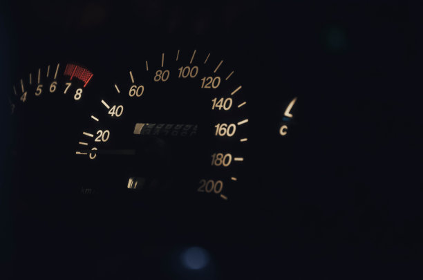 亮着灯的仪表盘机器图片下载