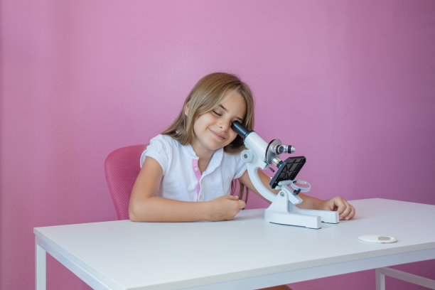 女童学习和研究图片下载