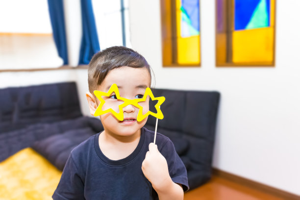 戴着有趣纸眼镜的快乐小男孩图片下载