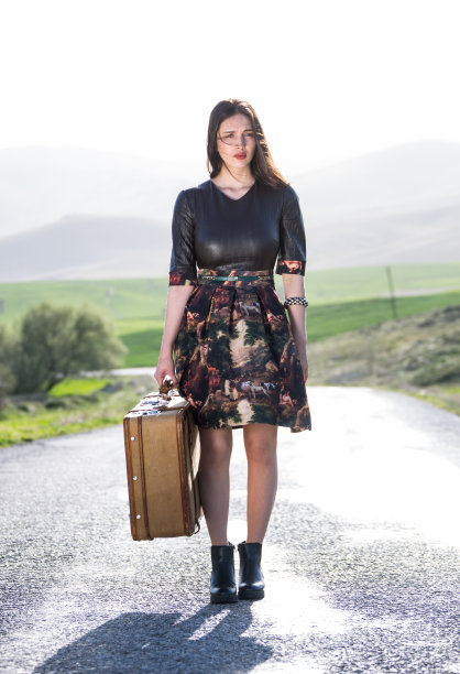 女人在春天旅行的照片图片下载