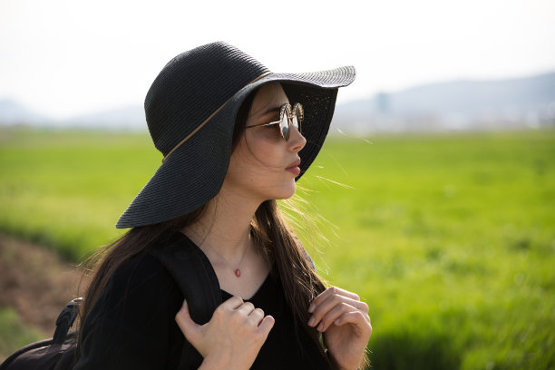 户外女模特照片拍摄在春天图片下载