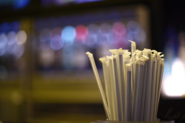 一堆吸管放在杯子里。图片下载