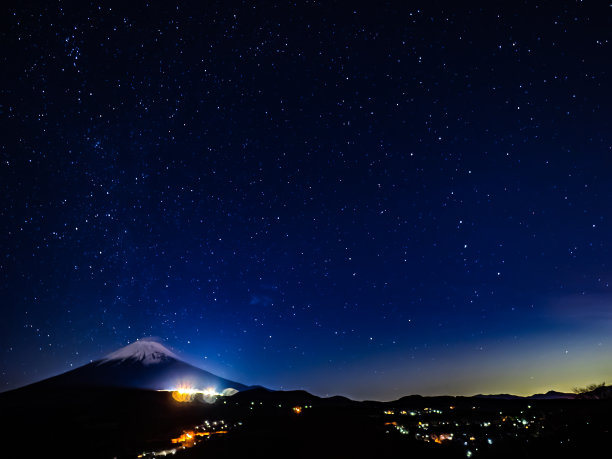 冬天的富士山和星空。图片下载