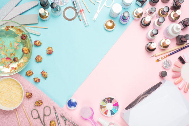 美甲-工具创造，凝胶抛光，一切为指甲护理，美容和护理的概念。题字沙龙横幅。颜色Flat-lay图片下载