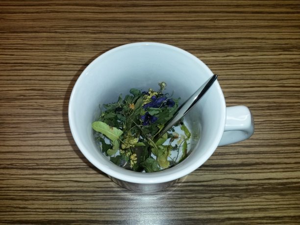 在倒茶水之前，用勺子和香草杯图片下载