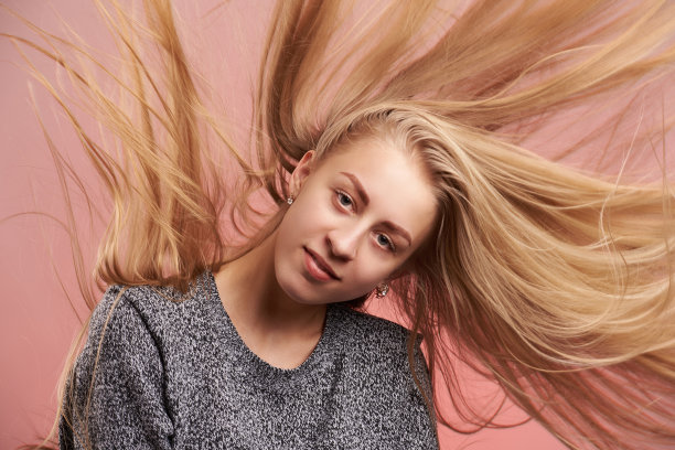 一头乱发的金发女孩的肖像图片下载