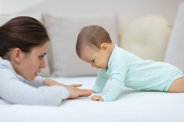 妈妈和宝宝在床上玩图片下载